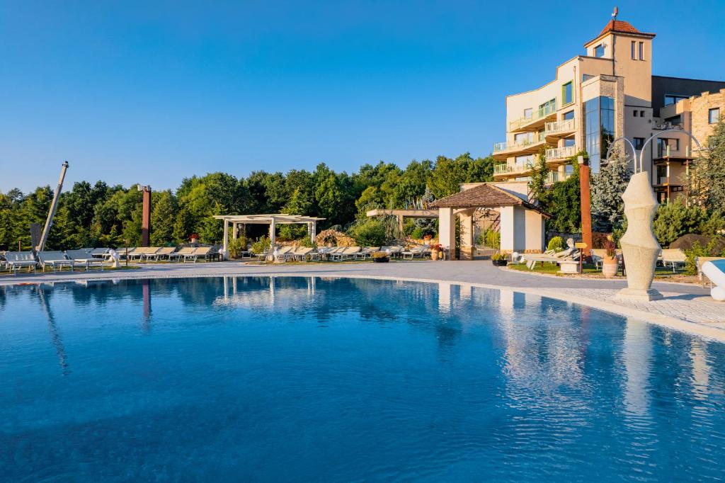 Cazare-cu-piscina-in-Cluj-Napoca-Sungarden-Golf-Spa-Resort